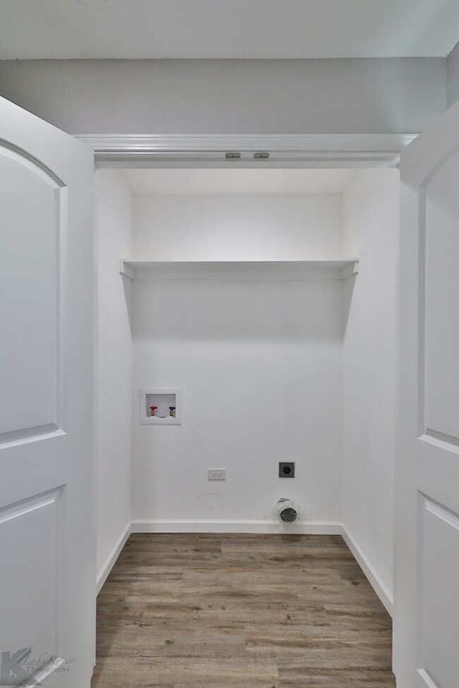 Building Photo - 3 bed, 2 bath, updated with all appliances provided!