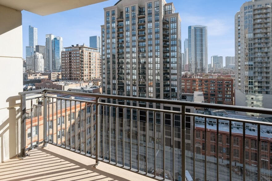 Building Photo - 451 W Huron St