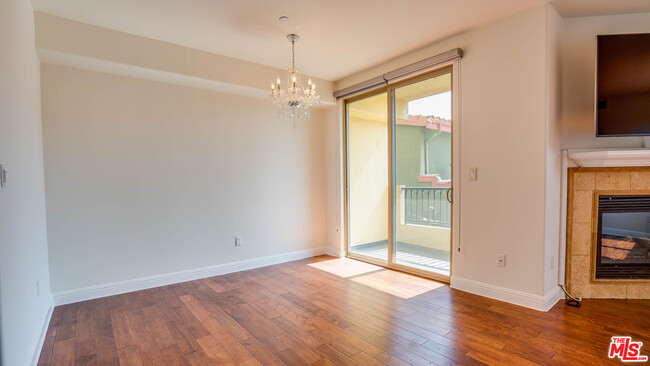 Building Photo - 5037 Rosewood Ave