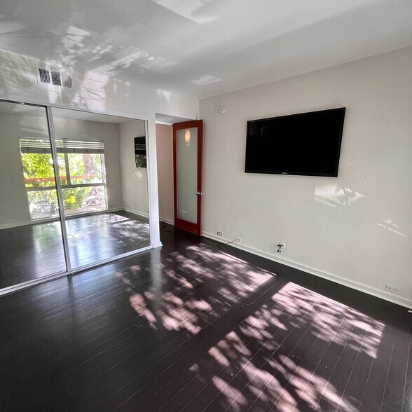 Building Photo - 330 S Barrington Ave