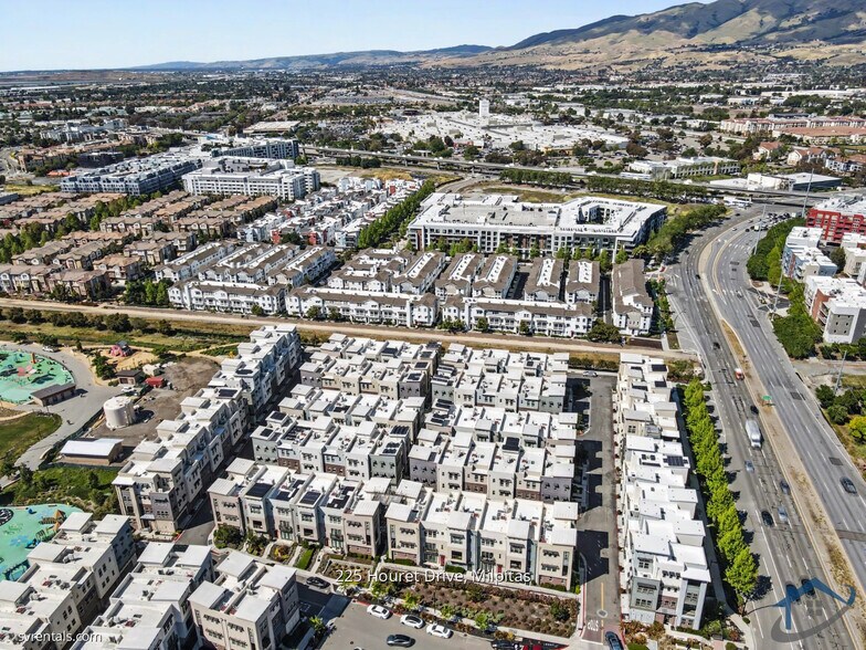 Building Photo - 225 Houret Dr