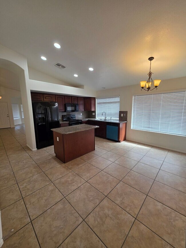 Building Photo - Single Story Large 4 bedroom- Maricopa
