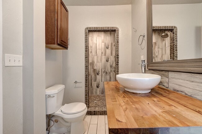 Building Photo - Charming Newly Updated 2 Bed, 2 Bath Home in the Heart of OKC!