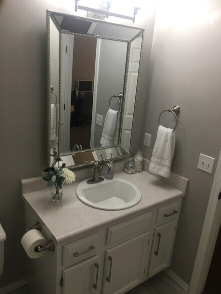 Primary Photo - 850 W Hickory Nut Ct
