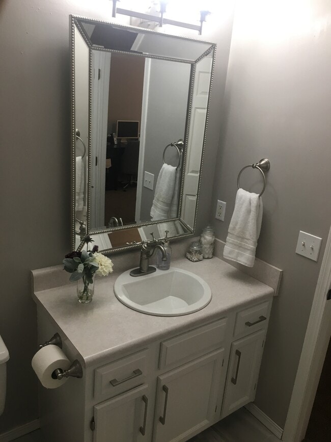 Building Photo - 850 W Hickory Nut Ct