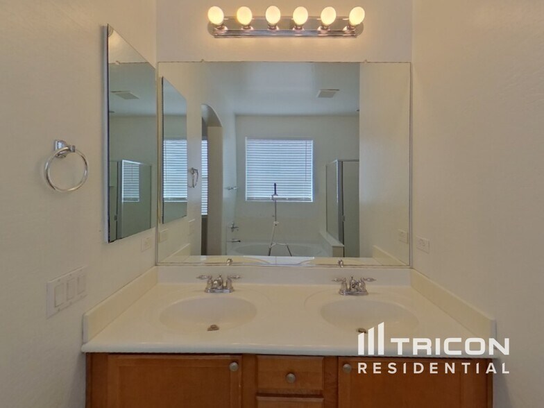 Building Photo - 36331 W Vera Cruz Dr