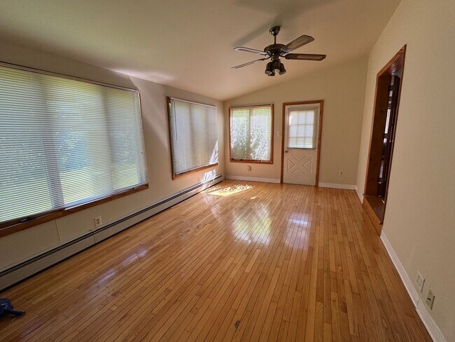 Building Photo - Lower Gywnedd 3 Bedroom 1.5 Bath Colonial in Penllyn Pa $2,750/month