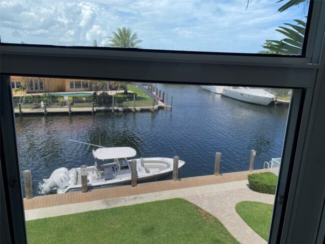 Building Photo - 3031 NE 51st St