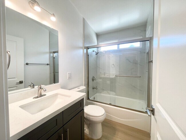 Building Photo - Beautiful Remodeled 4 Bedroom 2 Bathroom H...