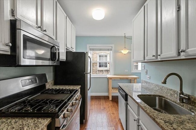 Primary Photo - 2 bedroom in Chicago IL 60660