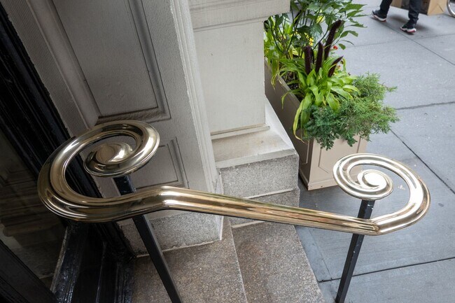 Building Photo - 305 W 72nd St