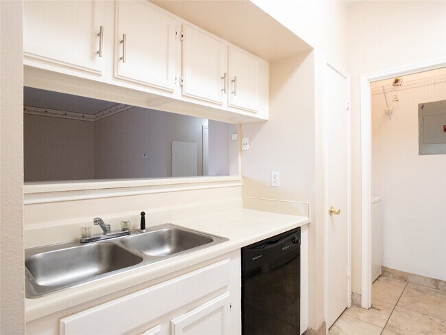 Building Photo - 6500 Harbor Town Dr