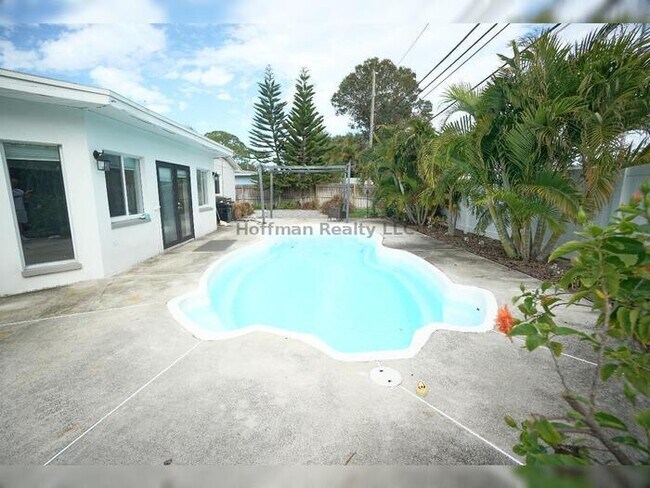 Building Photo - 3-Bedroom Pool Home in St. Pete