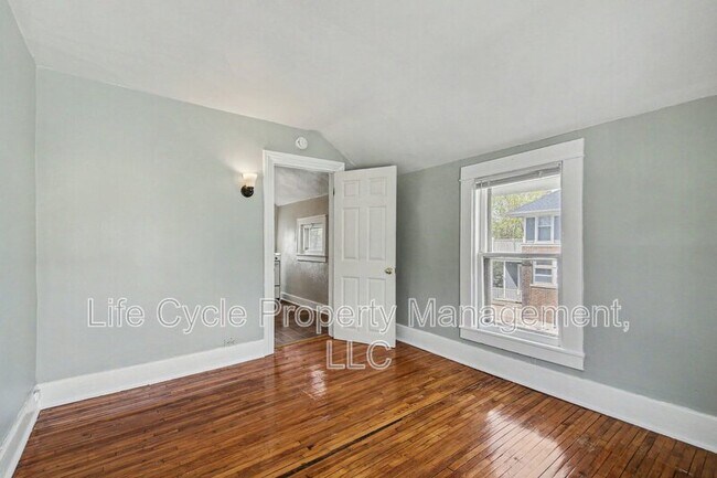 Building Photo - 329 Charles Ave SE