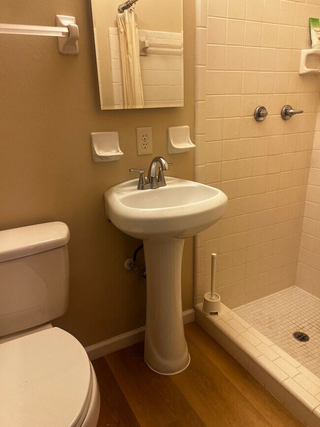 Building Photo - Immediate Availability on Newly Updated 2BR/2BA in South Venice