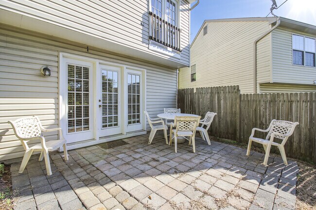 Building Photo - FENCED IN YARD!!!  Beautiful 4/3 UPDATED SF Home in Gaithersburg