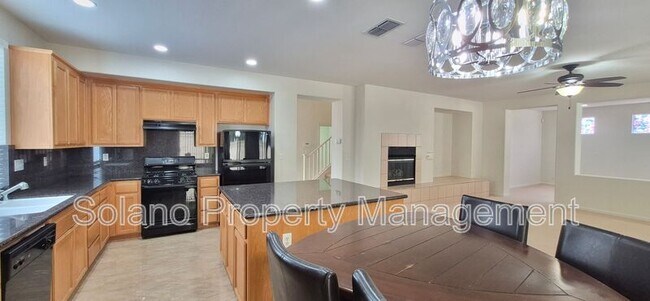 Building Photo - 2080 Mariposa Dr