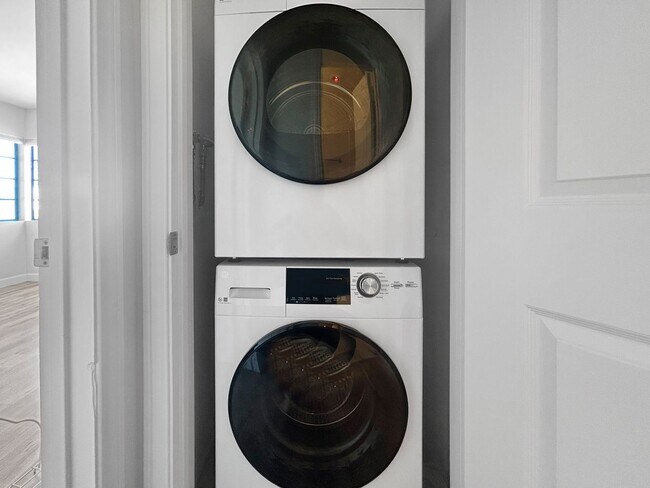 Building Photo - Stunning 2BD/1BA W/ In-Unit laundry, AC, and Reserved Parking in North Park!