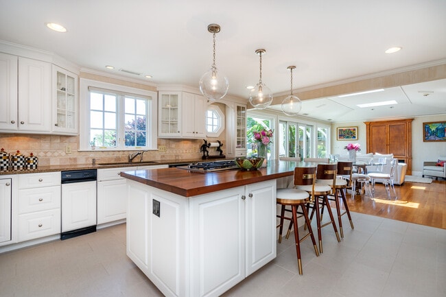 Building Photo - 3 Barclay Sq