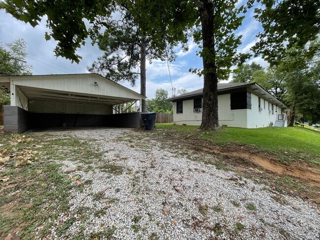 Building Photo - 2219 Gilbert Dr