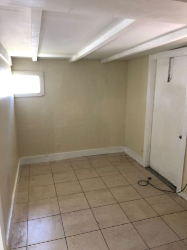 Building Photo - 1859 Lauderdale Manor Dr