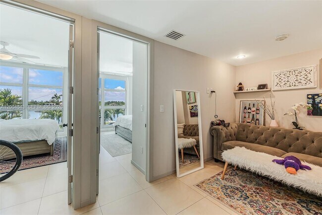 Building Photo - 5055 Collins Ave