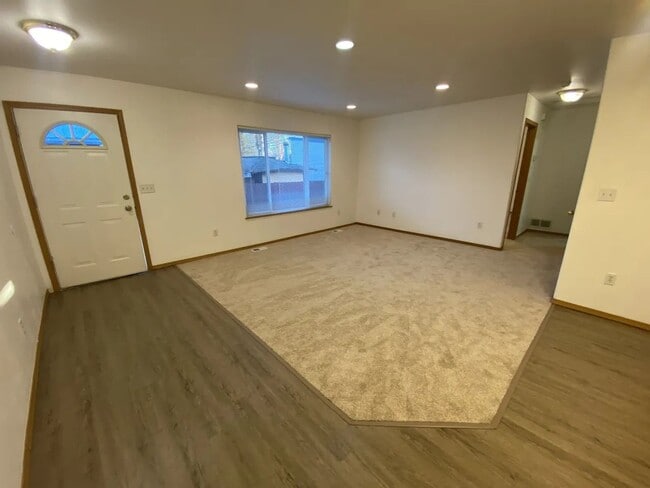 Building Photo - 2 Bedroom, 1 Bathroom in Southwest Anchorage.