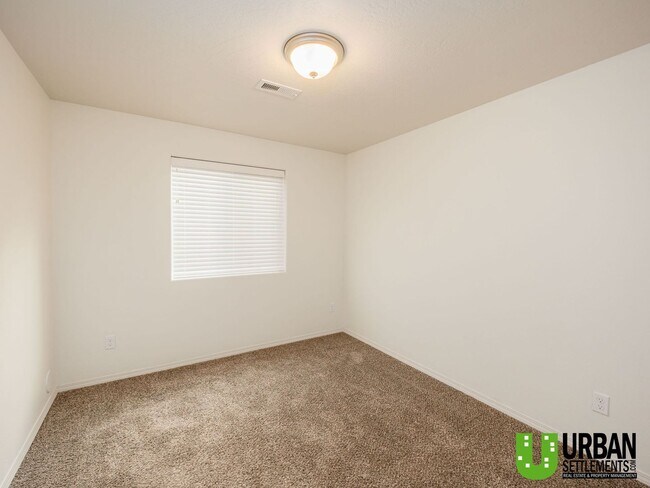 Building Photo - Beautiful Newer 3 Bedroom, 2 Bath Rancher ...