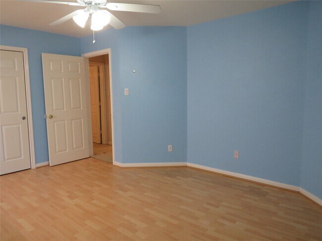 Building Photo - 2302 Plantation Bend Dr