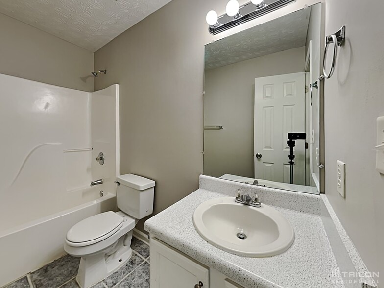 Building Photo - 205 N Willow Ct