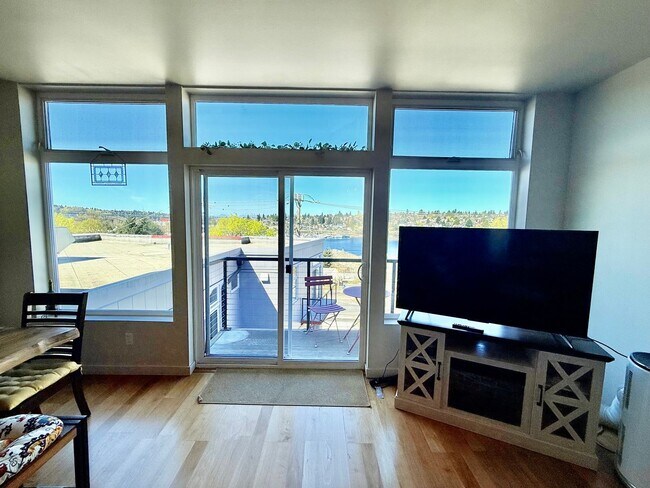 Building Photo - Ruby Condominiums - Eastlake