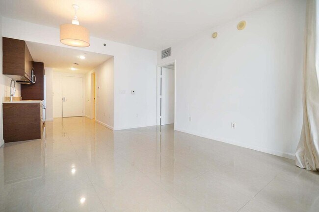 Building Photo - 495 Brickell Ave