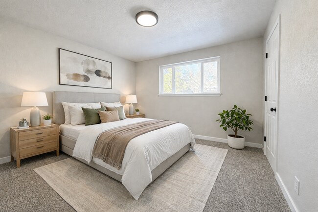 Building Photo - Spacious 5 bedroom, 2 ba, large basement with additional kitchen & private entry