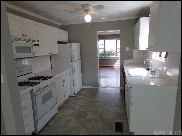 Building Photo - 5919 Woodlawn Dr