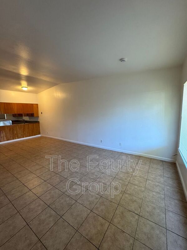 Building Photo - 1140 W Tulare Ave