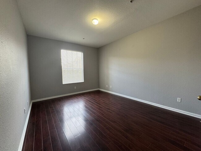 Building Photo - Beautiful 3 Bed, 2 Bath Condo in Desirable...