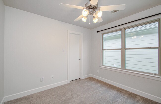 Building Photo - 624 E 39th St