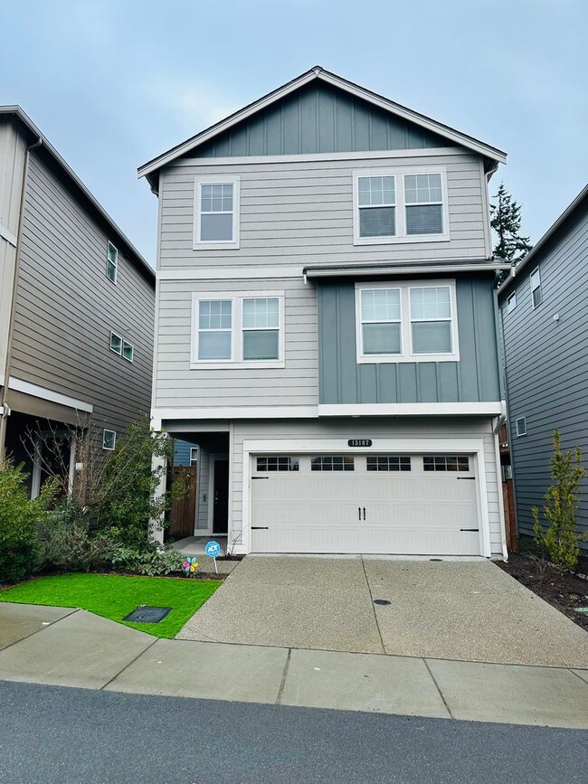 Building Photo - Newer 3-Story 3 Bedroom DR Horton Home in ...