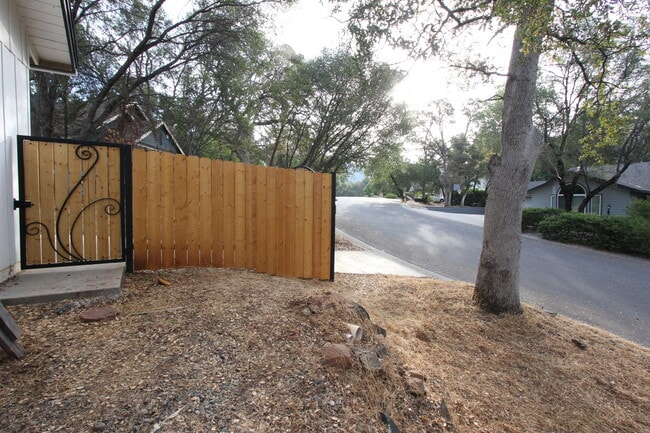 Building Photo - Stunning home in fabulous location!  They ...