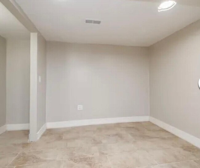 Building Photo - Spacious 4BR Duplex | Modern Upgrades | St...