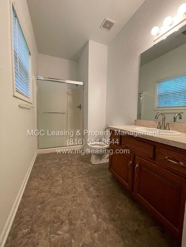 Building Photo - Everyday Comfort in Creekwood Park Townhom...