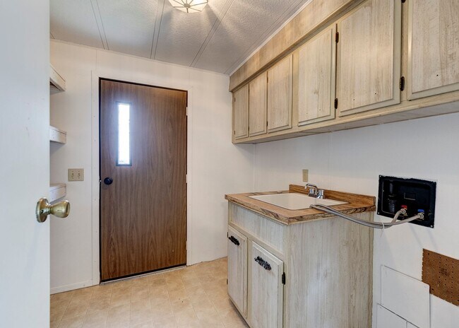 Building Photo - 3 Bed  2 Bath Pet Friendly Home