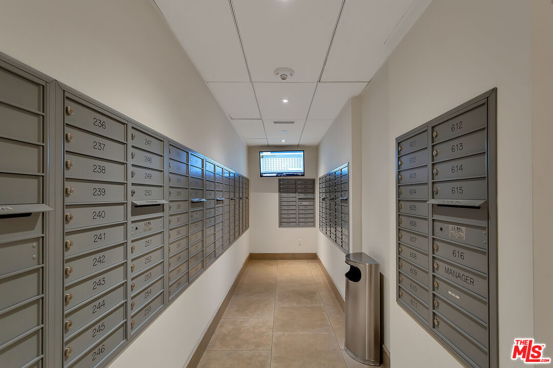Mailboxes/digital package tracking - 1440 Veteran Ave