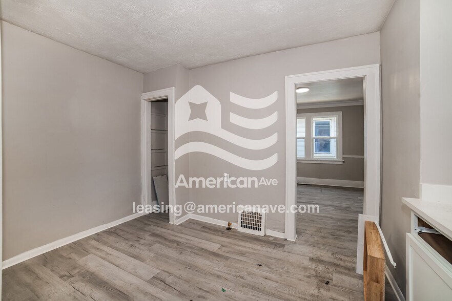 Building Photo - 608 E Thrush Ave