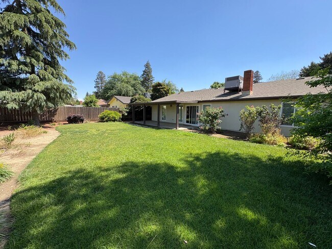 Building Photo - Beautiful Home with solar Rent Ready!