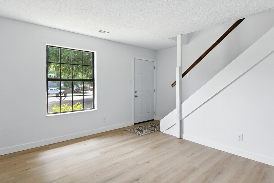 Building Photo - 13 Miller Park Rd