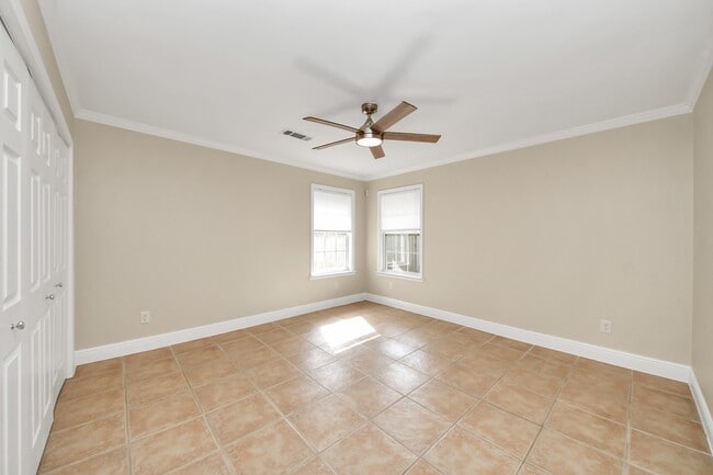 Building Photo - 2215 Gardenia Dr