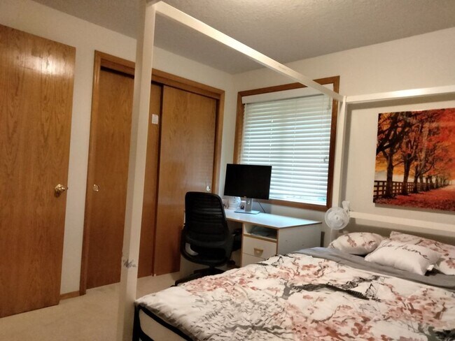 Building Photo - 7548 SE Hacienda St