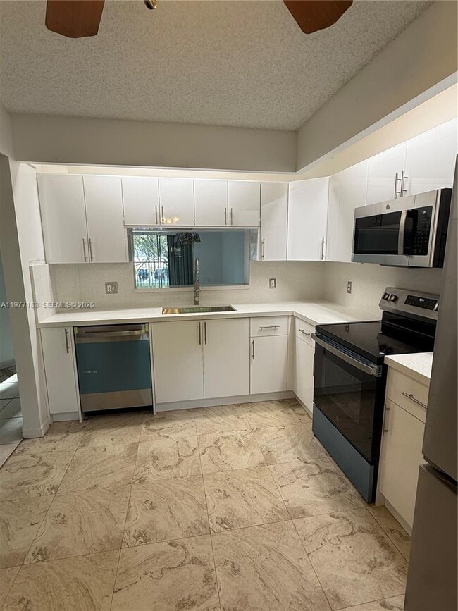Building Photo - 550 SW 137th Ave