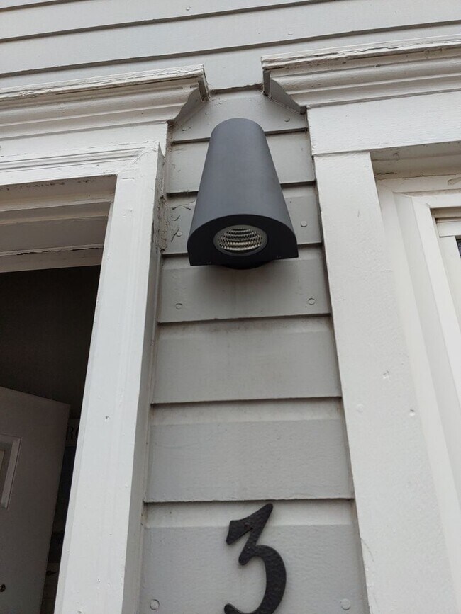 Building Photo - Cozy 1 Bed/1 Bath Victorian Style Complex ...